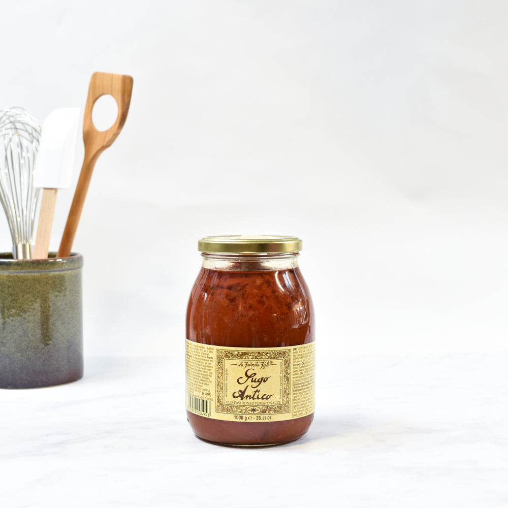 La Favorita Old Fashioned Tomato Sauce 1kg lifestyle photograph