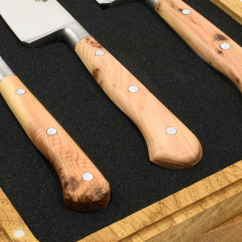 Laguiole en Aubrac Set of 3 Classic Knives in Oak Box, Juniper